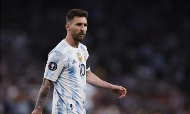 河北辛集一“老头乐”逆行撞上劳斯莱斯，致劳斯莱斯前挡玻璃出现裂痕、气囊弹出，当地：交警部门介入处理